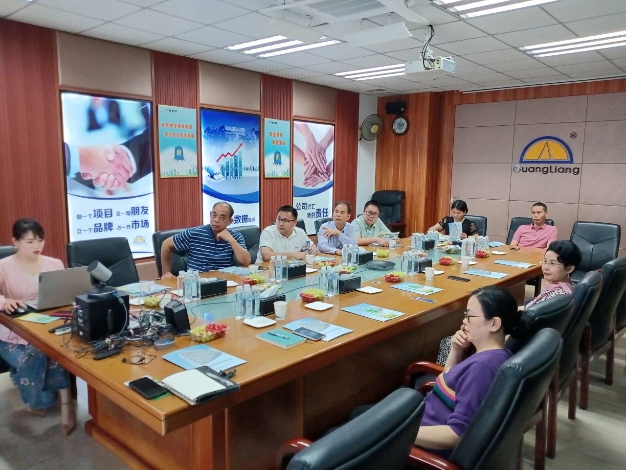 高州市根子镇当局党委及商会辅导一行光临优德88集团互换座谈同谋发展