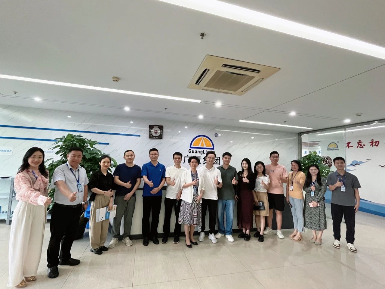 东莞南城城市更新中心携企业调查团光临优德88集团参观互换